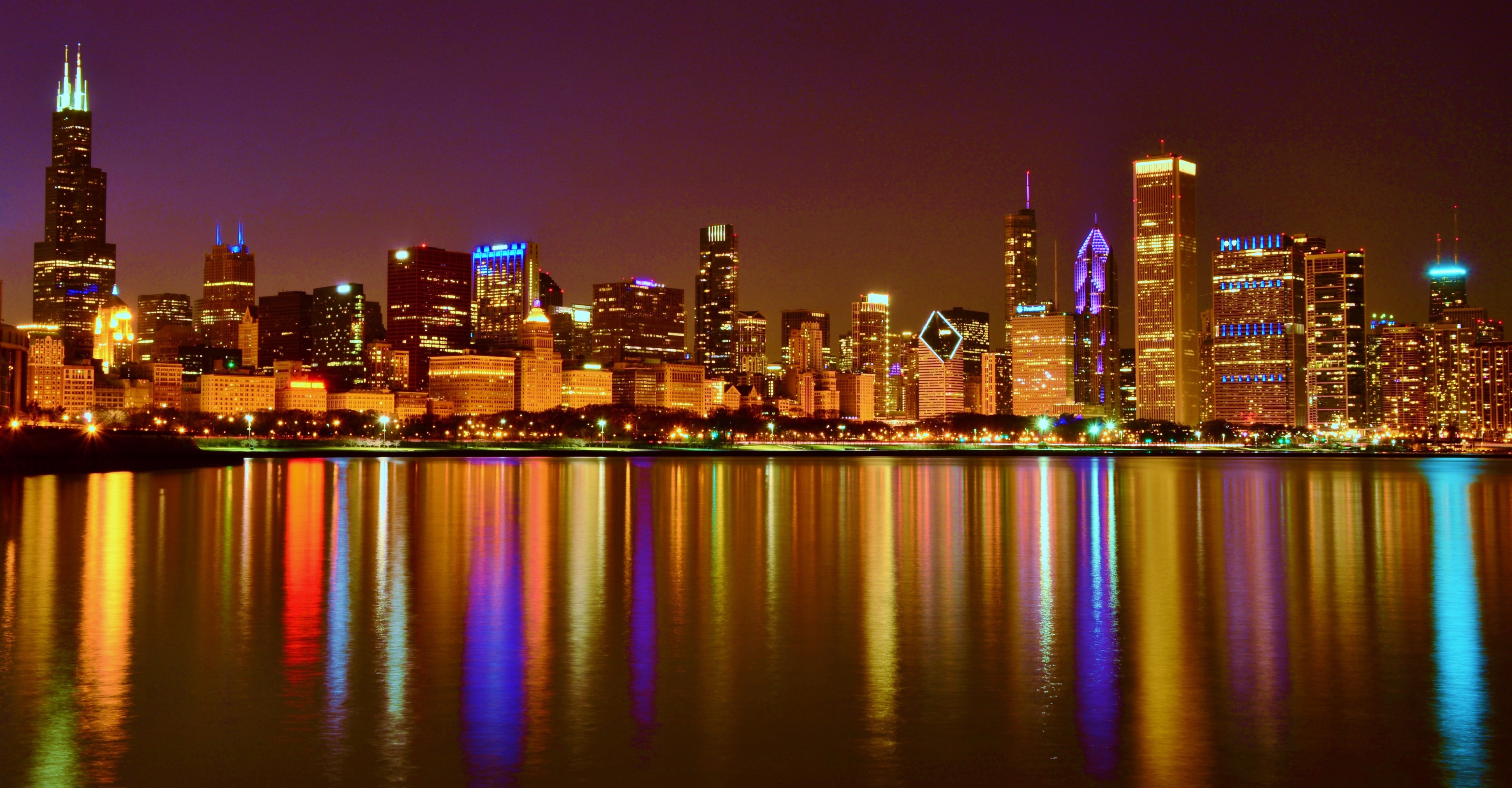 Chicago in Focus | 'Downtown Chicago at night' by Arturo Gonzalez